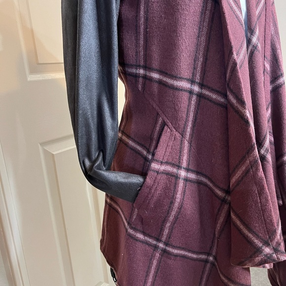 Lisa Rinna Collection, open front, plaid jacket with faux leather sleeves. XS - Picture 3 of 13